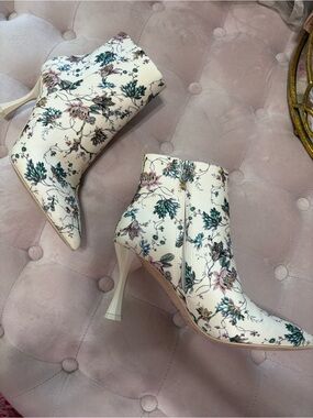 ANTONIO MELANI x Nicola Barbie Cream Floral Pointed-Toe Ankle Boots